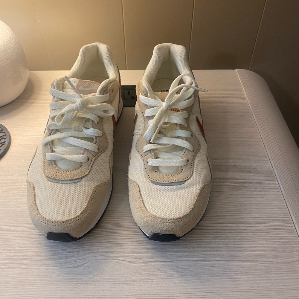 NWOT Nike Venture ‘Coconut Milk’ color, size 7 - Picture 3 of 10